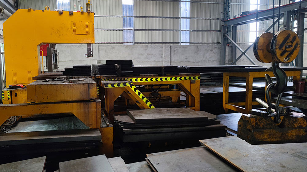 With our advanced band saws & CNC machines, we can cut 4140 steel sheets according to your exact specifications, to save your time and your money.
